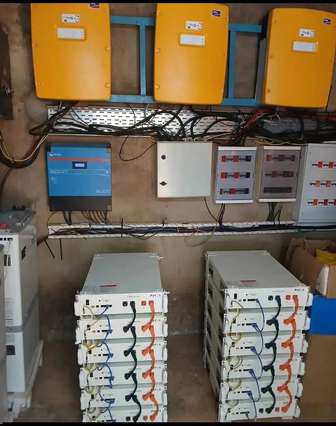 Εγκατάσταση μπαταριών Pytes LiFePO4 και inverters SMA αυτόνομου φωτοβολταϊκού συστήματος - Hellenic Energy